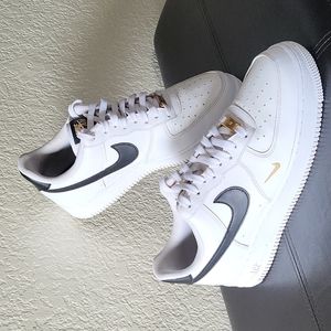 NIKE AIR FORCE 1 '07 LOW ESSENTIAL SNEAKERS